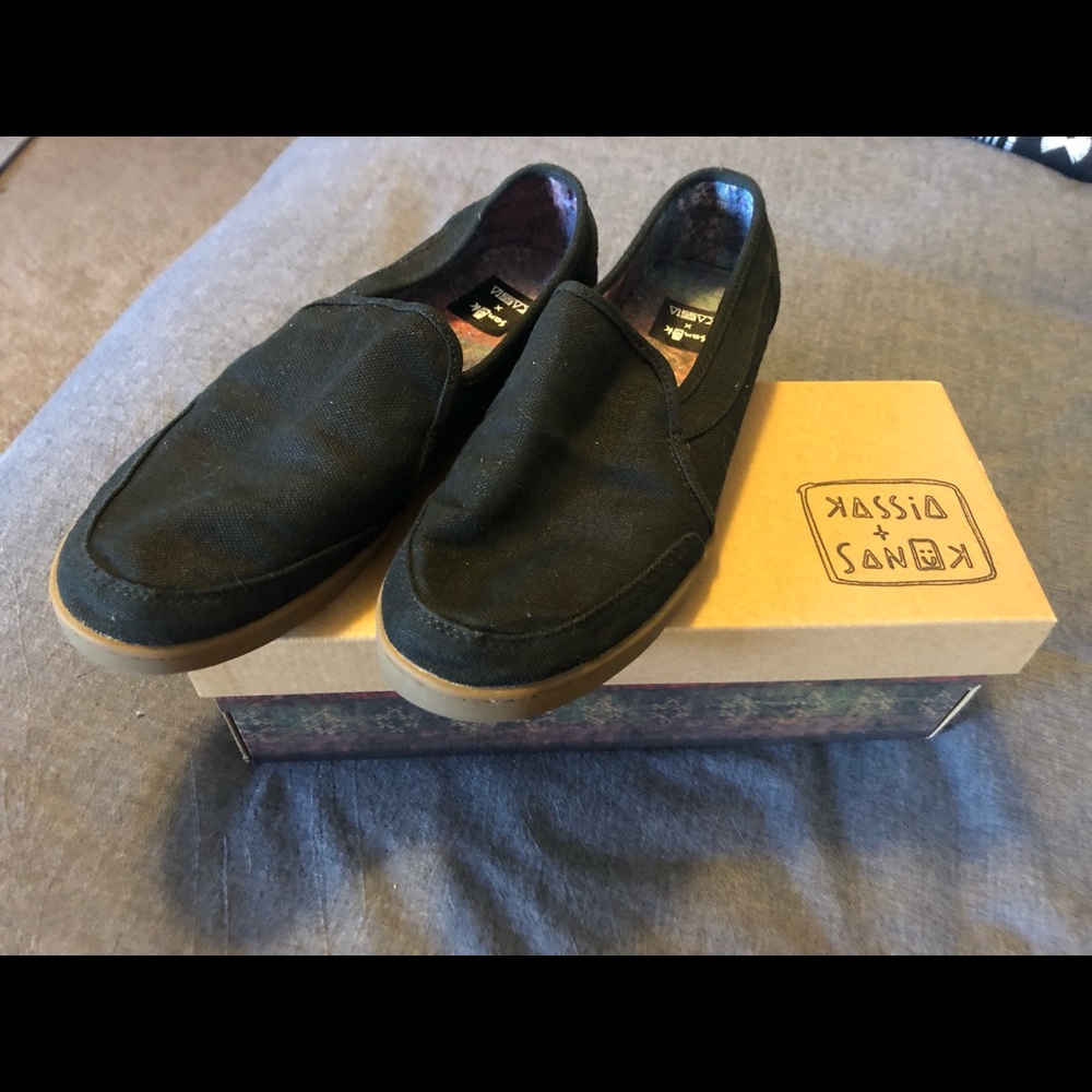 Sz 9 Black Sanuk pair O Dice Worn once. Comes with original box.